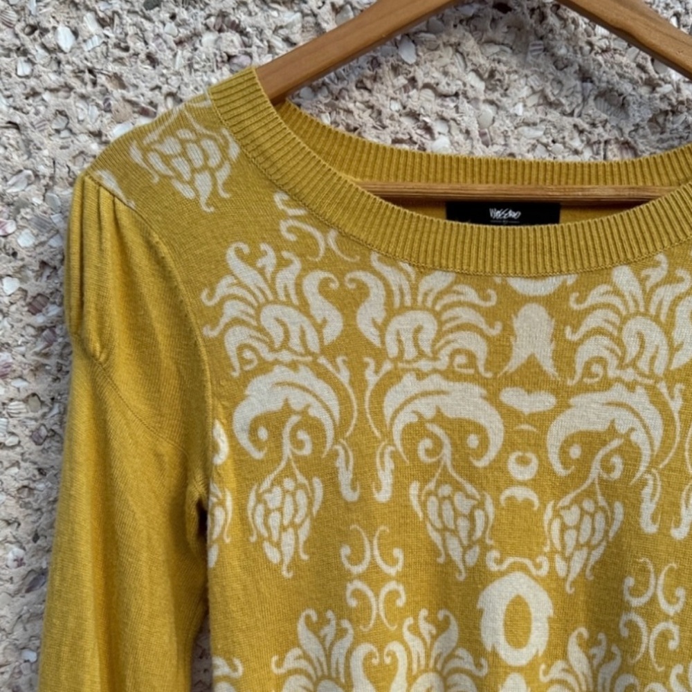 Fleur-De-Lis Pattern Lightweight Sweater - image 1